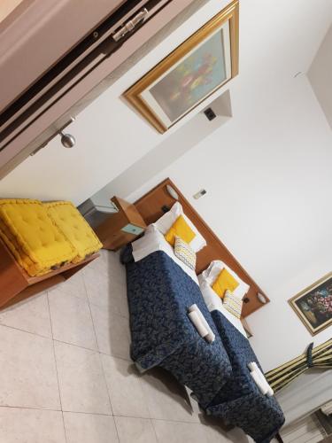 sala de estar con 2 camas y sofá en Cavallo Bianco, en Novara