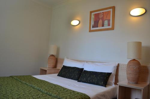 Ένα ή περισσότερα κρεβάτια σε δωμάτιο στο Airport Motel Brisbane