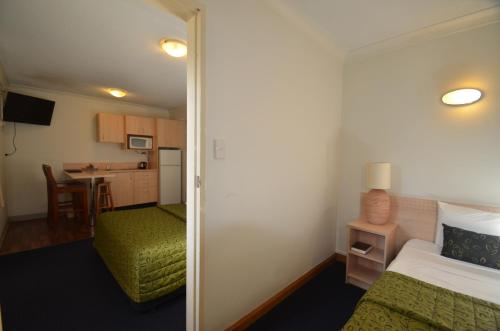 Ένα ή περισσότερα κρεβάτια σε δωμάτιο στο Airport Motel Brisbane