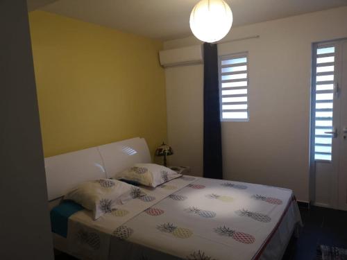1 dormitorio con 1 cama con 2 almohadas en Chambre cosy, en Trois-Rivières