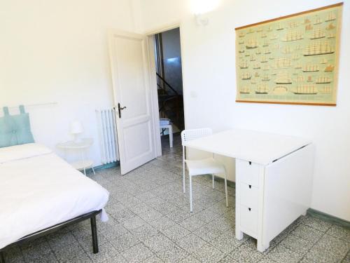 a bedroom with a bed and a desk and a table at Casa storica e confortevole in Empoli