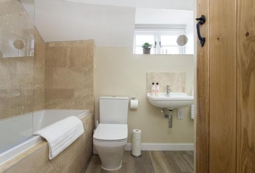 een badkamer met een toilet en een wastafel bij The Bakery in Moreton in Marsh
