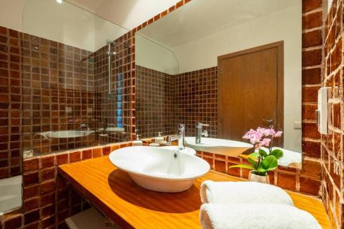 y baño con lavabo, bañera y espejo. en Country chic duplex in Algarve en Pêra