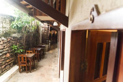 una porta aperta di un ristorante con tavoli e sedie di Piratas da Vila a Jericoacoara