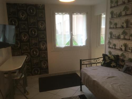 une chambre avec un lit, une fenêtre et un bureau dans l'établissement APPARTEMENT 3 LITS Parking Proche Rouen Dock, à Canteleu