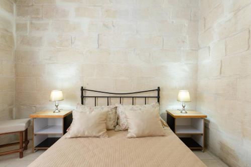 A bed or beds in a room at La Casetta