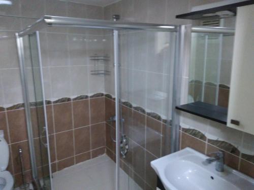 Phòng tắm tại Bedir Comfortable Apartment 120m to Taksim Square