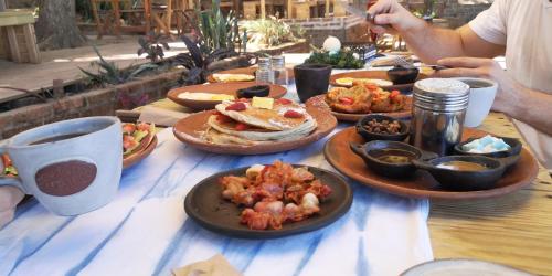 Una mesa con platos de comida encima. en Casa 1800 Suchitoto Boutique, en Suchitoto