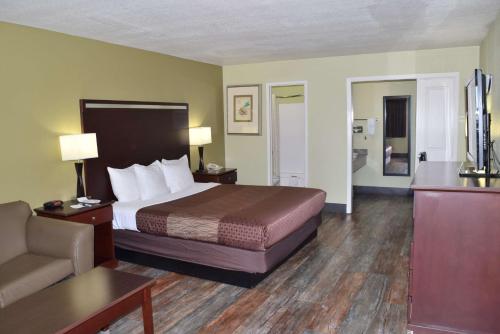 Habitación de hotel con cama y sofá en Best Western Anderson Inn, en Anderson