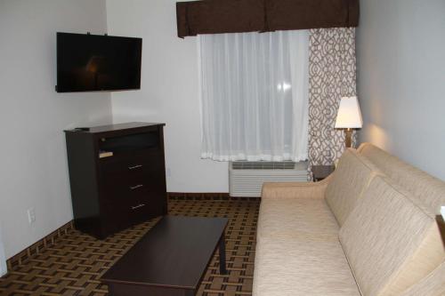 SureStay Plus Hotel by Best Western Coralville Iowa Cityにあるテレビまたはエンターテインメントセンター