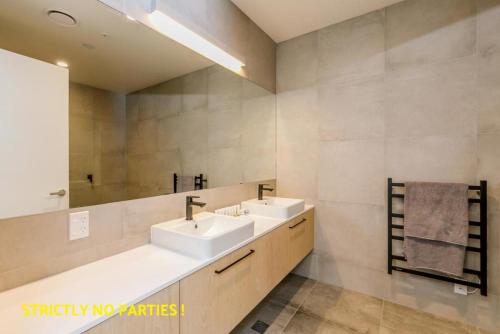 Ett badrum på Acrossia Apartment Suites