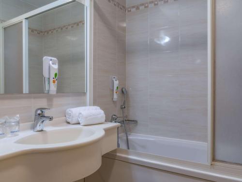 Hotel Orel tesisinde bir banyo