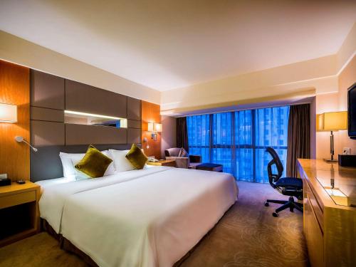 Postel nebo postele na pokoji v ubytování Grand Mercure Xiamen Downtown-Free Welcome Fruit & Metro Station