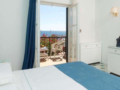 Postel nebo postele na pokoji v ubytování Sunbay Park Hotel