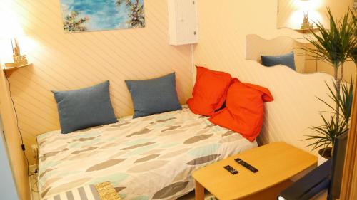 een slaapkamer met een bed met kussens erop bij Appartement Cosy sur Port de Plaisance in Capbreton