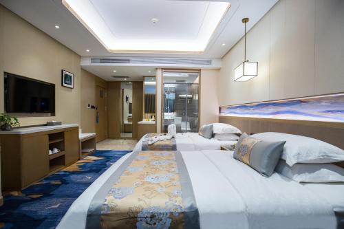 Postel nebo postele na pokoji v ubytování Kunming Golden Spring Hotel