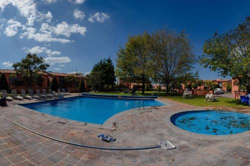 a large swimming pool in a yard at Hermosa Suite Alberca Áreas Verdes Blvd Bernardo Quintana 17D in Mendiola