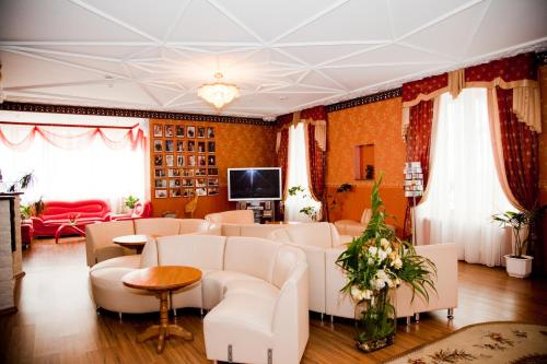 ウラジオストクにあるRenaissance Hotelのリビングルーム(白いソファ、テレビ付)