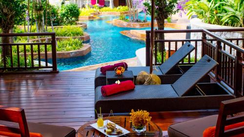 un patio del resort con piscina e tavolo di InterContinental Pattaya Resort, an IHG Hotel a Pattaya Sud
