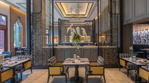 a restaurant with tables and chairs in a room at InterContinental Pattaya Resort by IHG in Pattaya South
