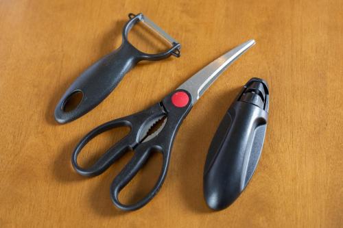 two pairs of scissors sitting on top of a table at Gummi 駅徒歩12分 USJ電車1駅 EXPOシャトルバス2駅 梅田4駅 in Osaka