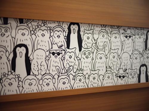 a shelf with a bunch of owls painted on it at Hotel Wing International Ikebukuro in Tokyo