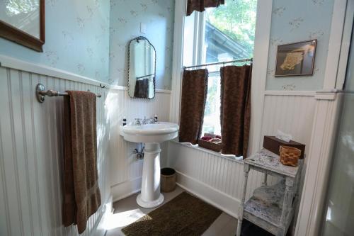 哈蒙茲波特的住宿－Black Sheep Inn and Spa，一间带水槽和窗户的浴室