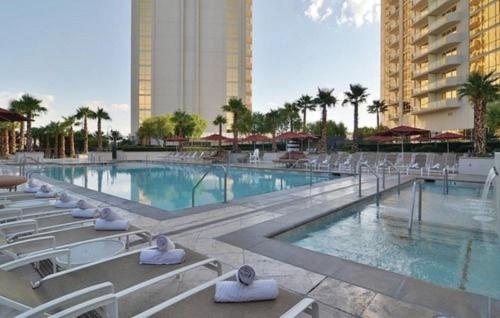 The swimming pool at or close to The Signature at MGM Grand by Suiteness