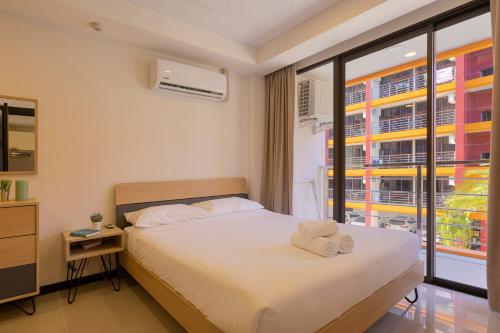 Postel nebo postele na pokoji v ubytování NaiHarn Sea Condo by Holy Cow, 1-BR, courtyard view