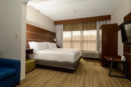 Llit o llits en una habitació de Holiday Inn Express Hillsborough-Durham Area, an IHG Hotel