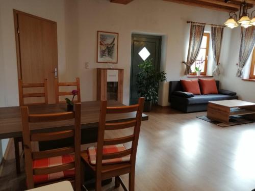 - un salon avec une table et un canapé dans l'établissement Ferienwohnung Michlwirt, à Bad Radkersburg