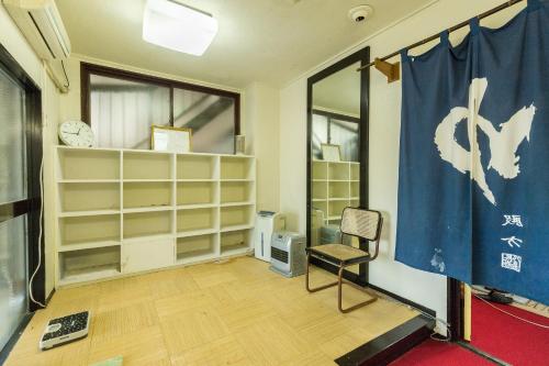 um quarto com prateleiras, uma cadeira e uma janela em Chojuyu Hakone em Hakone
