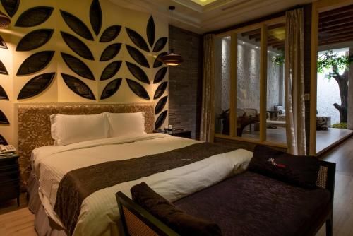 a bedroom with a large bed and a window at Blossom Motel in Puxin