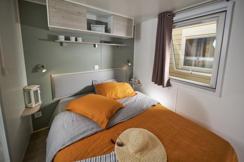 a small bedroom with a bed and a window at Camping International in Calvi