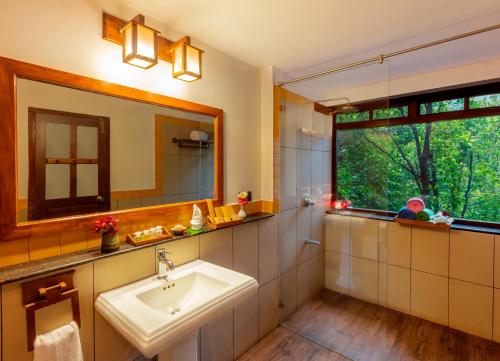 Kúpeľňa v ubytovaní Kurumba Village Resort – Nature Resorts