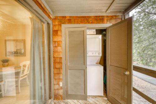 uma porta aberta para uma cozinha com um frigorífico em 4250 Mariner's Watch Villa em Kiawah Island