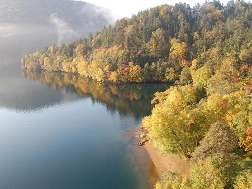 an aerial view of a lake in the middle of a forest at Shikaribetsu Kohan Onsen Hotel Fusui in Shikaoi