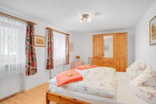 a small bedroom with a bed and a window at Ferienwohnung König im Erdgeschoss in Berchtesgaden
