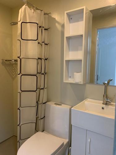 een badkamer met een toilet en een wastafel bij Smart Inn in Rīga