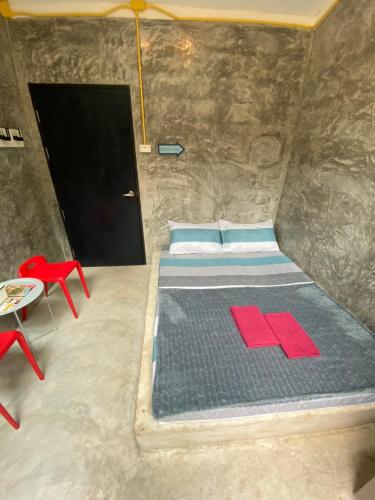 a room with a bed and a table and a chair at BeachBox@Koh Сhang in Ko Chang