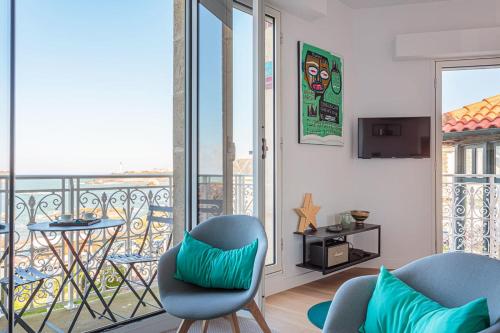 Televisyen dan/atau pusat hiburan di ALTAYA Apt with balcony and sea view in Biarritz