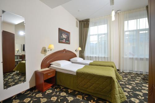 Un pat sau paturi într-o cameră la Cronwell Inn Stremyannaya