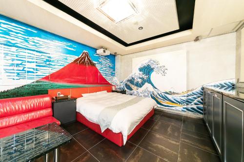 和歌山市にあるホテル　ティーオーのベッド付きの部屋