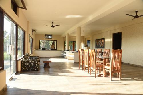 salon ze stołem i krzesłami w obiekcie Hideaway By Aahma w mieście Ramnagar