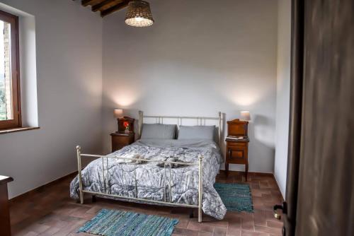 1 dormitorio con 1 cama en una habitación con ventana en Casa Campione en Roccastrada