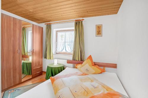 a bedroom with a bed and a window at Ferienwohnung König im Obergeschoss in Berchtesgaden