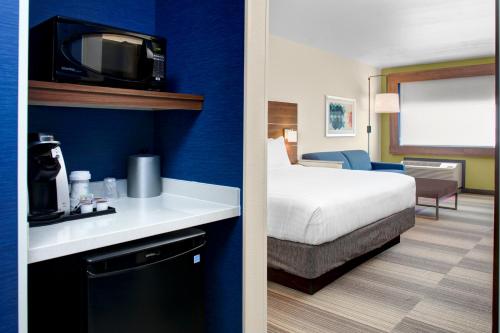 Postel nebo postele na pokoji v ubytování Holiday Inn Express & Suites - Houston NW - Cypress Grand Pky by IHG