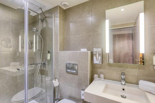 Kylpyhuone majoituspaikassa Best Western Plus Paris Velizy