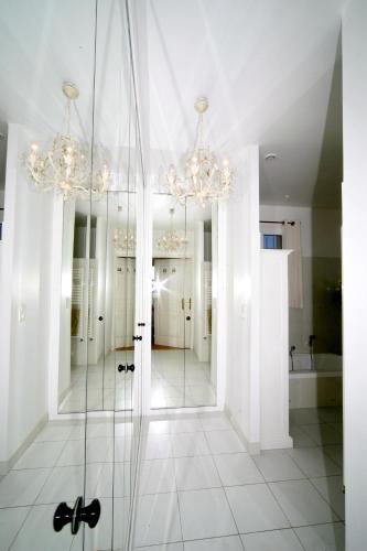 La salle de bains est pourvue d'une douche en verre et d'un miroir. dans l'établissement La Bastide d'Andrea, à Martignargues