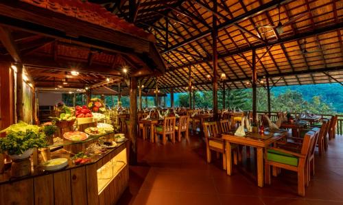 Reštaurácia alebo iné gastronomické zariadenie v ubytovaní Kurumba Village Resort – Nature Resorts